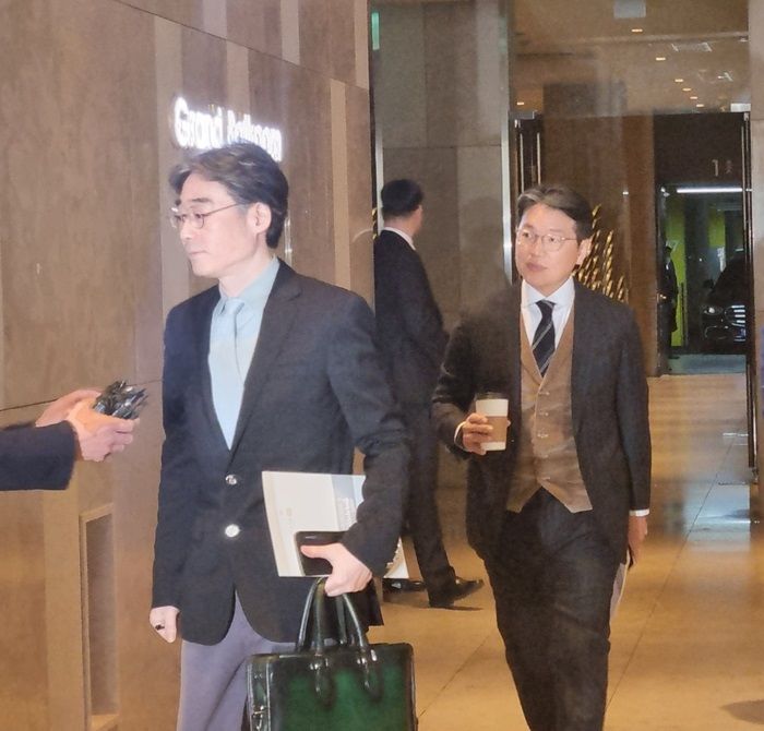 [수원=뉴시스] 송연주 기자= 28일 경기 화성시 신텍스에서 열린 한미사이언스 주주총회에서 한미 오너가 장·차남 임종윤(왼쪽), 임종훈(오른쪽) 형제가 주총장에 들어가고 있다. 2024.03.28. photo@newsis.com *재판매 및 DB 금지