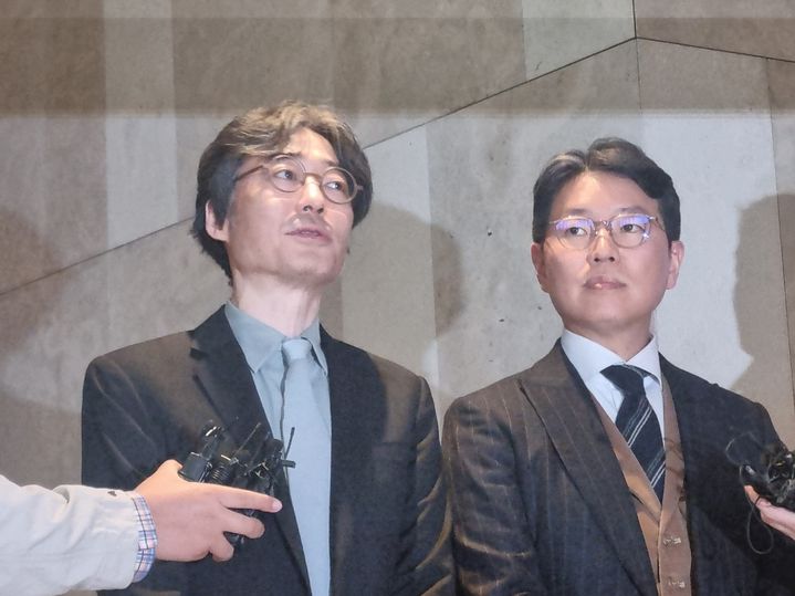 [수원=뉴시스] 임종윤‧종훈 형제는 28일 한미사이언스 주주총회에서 이사진 구성 표대결에서 승리한 후 기자들앞에 나섰다. 2024.03.28. photo@newsis.com *재판매 및 DB 금지