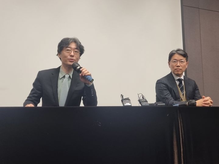 [수원=뉴시스] 임종윤‧종훈 형제는 28일 한미사이언스 주주총회에서 이사진 구성 표대결에서 승리한 후 기자들앞에 나섰다. 2024.03.28. photo@newsis.com *재판매 및 DB 금지