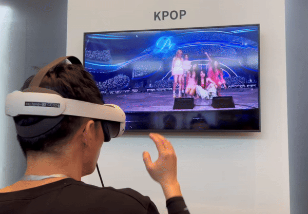 [서울=뉴시스] 김민성 기자 = 28일 서울 송파구 롯데월드타워에 마련된 롯데 신사업 체험관에서 롯데이노베이트 직원이 '버추얼 스테이지'를 체험하고 있다. 2024.03.28. *재판매 및 DB 금지