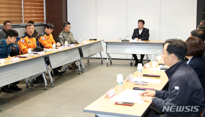 [전주=뉴시스]윤난슬 기자 = 전북 전주시는 28일 한국전통문화전당에서에서 우범기 시장과 군인, 경찰, 소방 등 통합 방위 관련 주요 기관장과 단체장 등 15명이 참석한 가운데 '2024년 1분기 전주시 통합방위협의회'를 진행했다고 밝혔다.2024.03.28.(사진=전주시 제공)