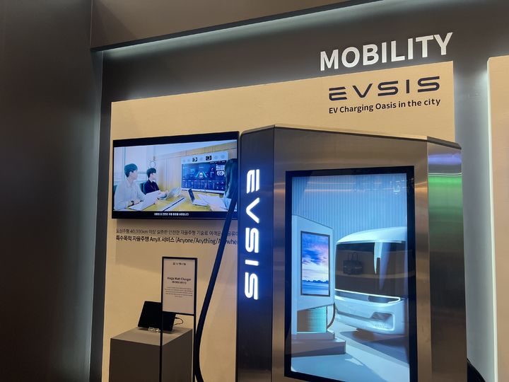 [서울=뉴시스] 김민성 기자 = 28일 서울 송파구 롯데월드타워 내 신사업 전시관에 소개된 롯데이노베이트 자회사 이브이시스(EVSIS)의 전기차 충전기 모습. 2024.03.28. *재판매 및 DB 금지