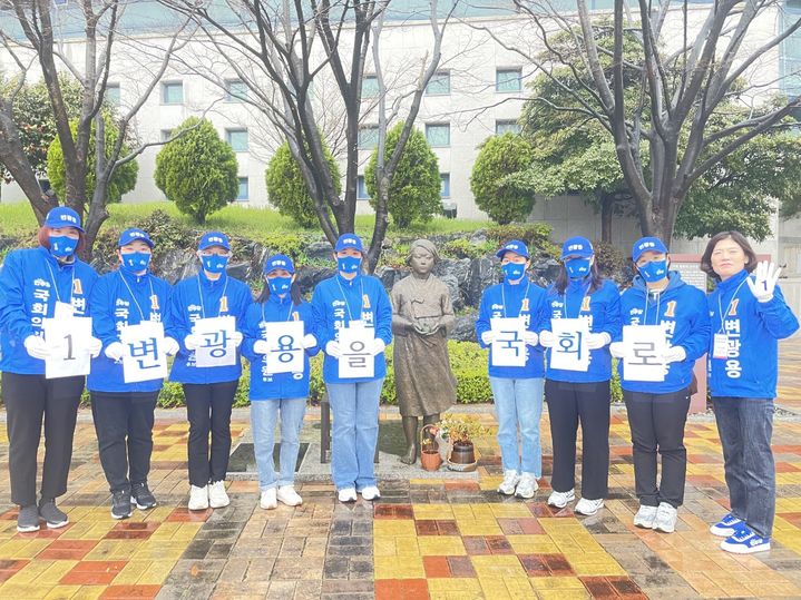 [거제=뉴시스] 신정철 기자= 거제시선거구 더불어민주당 변광용 후보는 28일 아주동 한화오션 남문 출근길에서 간절함 담은 큰 절로 선거 운동에 돌입했다.사진은 변광용 후보 선거운동원들이 거리전을 펼치고 있는 모습.(사진=변광용후보 선대본 제공).2024.03.28. photo@newsis.com *재판매 및 DB 금지