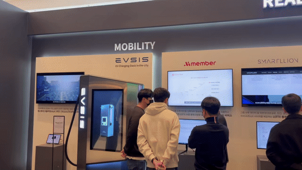 [서울 = 뉴시스] 김민성 기자 = 28일 서울 송파구 롯데월드타워에 마련된 롯데 신사업 전시관 모습. 2024.03.28.*재판매 및 DB 금지