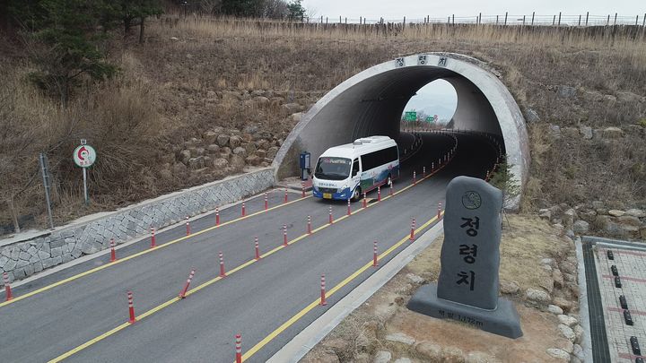 [남원=뉴시스] 지리산 정령치로 들어서고 있는 정령치 순환버스. (사진=남원시 제공) 2024.03.28. photo@newsis.com  *재판매 및 DB 금지