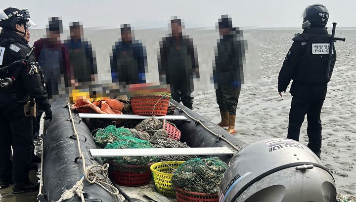 [인천=뉴시스] 27일 인천 옹진군 연평도 해상 범게 약 80kg 불법 조업한 혐의로 나포된 외국어선. (사진=해양경찰청 제공) *재판매 및 DB 금지