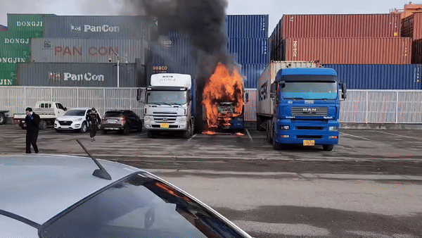 [인천=뉴시스] 28일 오후 4시28분께 인천 중구 항동7가 한 컨테이너 터미널에 주차된 25t 트레일러에서 불이 났다. (영상=독자 제공) 2024.03.28. photo@newsis.com&nbsp; *재판매 및 DB 금지