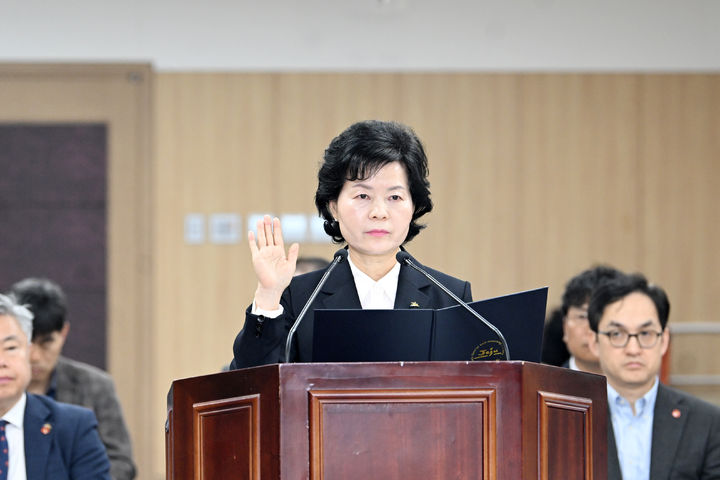 [제주=뉴시스] 김애숙 제주도 정무부지사 후보자가 28일 오전 제주도의회 정무부지사 후보자 인사청문특별위원회에 참석해 선서하고 있다. (사진=제주도의회 제공) 2024.03.28. photo@newsis.com *재판매 및 DB 금지