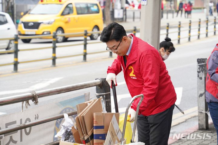 [동두천=뉴시스] 국민의힘 동두천양주연천을 김성원 후보가 28일 오후 2시 동두천 지역 곳곳에서 환경정화 활동을 하며 '깨끗한 출정식'을 열었다. (사진=김성원 후보 캠프 제공) 2024.03.28 photo@newsis.com