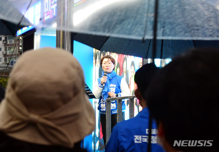 [광양=뉴시스] 김석훈 기자 = 제22대 국회의원 선거 순천광양곡성구례을 선거구에 출마한 더불어민주당 권향엽 후보가 28일 오후 광양시 중마동 호반아파트 사거리에서 지지를 호소하고 있다. 2024.03.28. kim@newsis.com