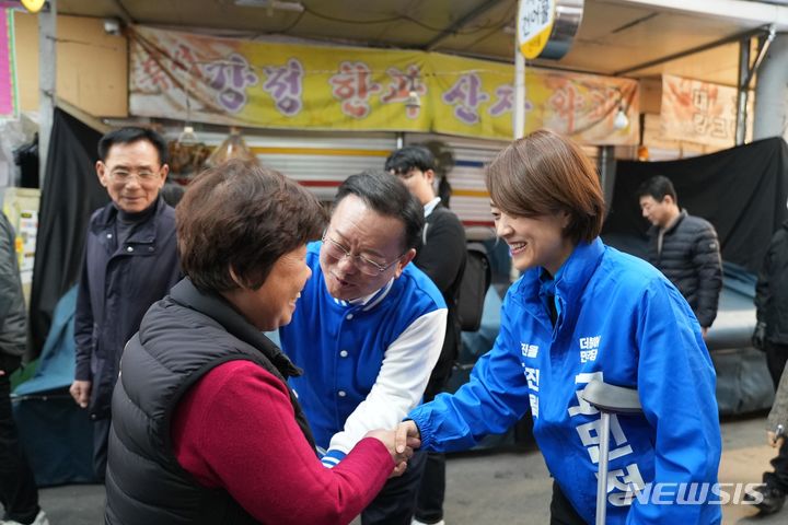 [서울=뉴시스] 더불어민주당 고민정 광진을 후보와 김부겸 상임선대위원장이 지난 26일 자양전통시장을 찾아 지지를 호소했다. (사진=고민정 후보 페이스북) 2024.03.28