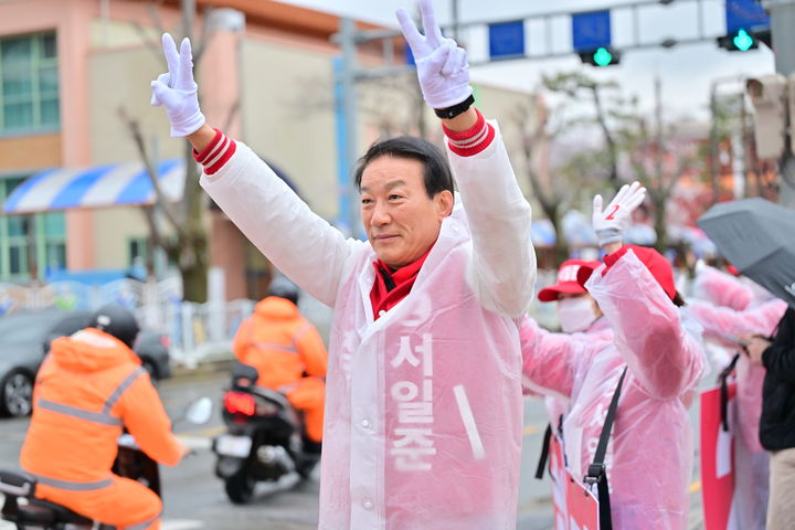 [거제=뉴시스] 신정철 기자= 거제시선거구 국민의힘 서일준 후보는 28일 아침부터 비가 오는 궂은 날씨에도 불구하고 삼성중공업 거제조선소 앞 장평동 오거리에서의 출근 인사를 시작으로 본격적인 선거운동에 돌입했다.사진은 삼성중공업 거제조선소 앞 장평동 오거리에서 출근 인사를 하고 있는 서일준 후보.(사진=서일준후보 선대본 제공).2024.03.28. photo@newsis.com *재판매 및 DB 금지