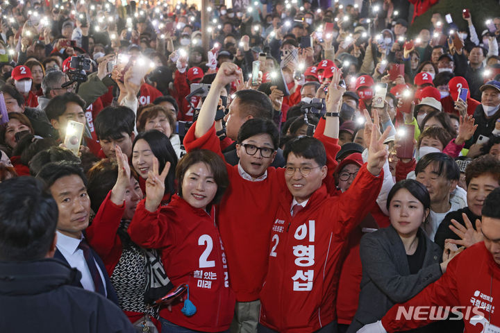 [의정부=뉴시스] 국민의힘 경기 의정부갑 전희경 후보와 의정부을 이형섭 후보의 공식선거운동 합동출정식.(사진=이형섭 후보 선거캠프 제공)