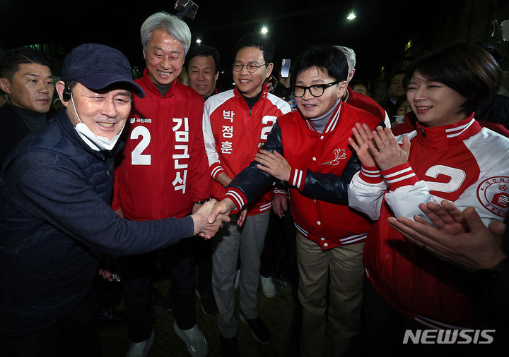 [서울=뉴시스] 조성봉 기자= 한동훈 국민의힘 비상대책위원장이 28일 서울 송파구 양재대로 가락시장에서 가진 '국민의힘으로 민생살리기' 선거운동개시 민생현장 방문에서 배현진(송파을), 박정훈(송파갑), 김근식(송파병) 후보, 인요한 국민의미래 선거대책위원장 등과 함께 상인들을 만나 인사를 나누고 있다.(공동취재) 2024.03.28. photo@newsis.com