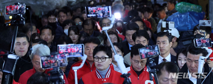 [서울=뉴시스] 조성봉 기자= 한동훈 국민의힘 비상대책위원장이 28일 서울 송파구 가락동 농수산물시장에서 4·10총선 선거운동을 하고 있다. 공식 선거운동은 이날 0시부터 가능하다.(공동취재) 2024.03.28. photo@newsis.com