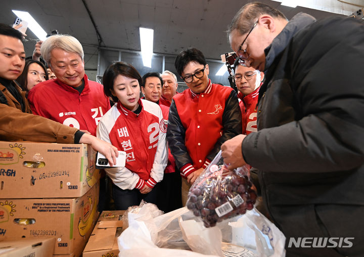 [서울=뉴시스] 조성봉 기자= 한동훈 국민의힘 비상대책위원장이 28일 서울 송파구 양재대로 가락시장에서 가진 '국민의힘으로 민생살리기' 선거운동개시 민생현장 방문에서 배현진(송파을), 박정훈(송파갑), 김근식(송파병) 후보, 인요한 국민의미래 선거대책위원장 등과 함께 물건을 사러 나온 시민을 만나 인사를 나누고 있다.(공동취재) 2024.03.28. photo@newsis.com