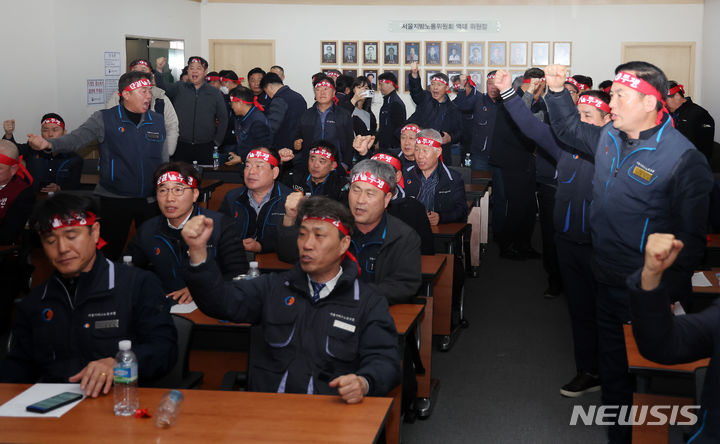 [서울=뉴시스] 김명년 기자 = 서울 시내버스 노사 협상이 불발된 28일 새벽 서울 영등포구 서울지방노동위원회에서 서울시버스노동조합원들이 구호를 외치고 있다. 2024.03.28. kmn@newsis.com