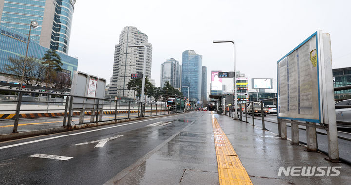 [서울=뉴시스] 김선웅 기자 = 서울 시내버스가 노사 협상 결렬로 오전 4시를 기해 12년 만에 총파업에 돌입한 지난 28일 오전 서울역 버스환승센터가 한산한 모습을 보이고 있다. 2024.03.28. mangusta@newsis.com