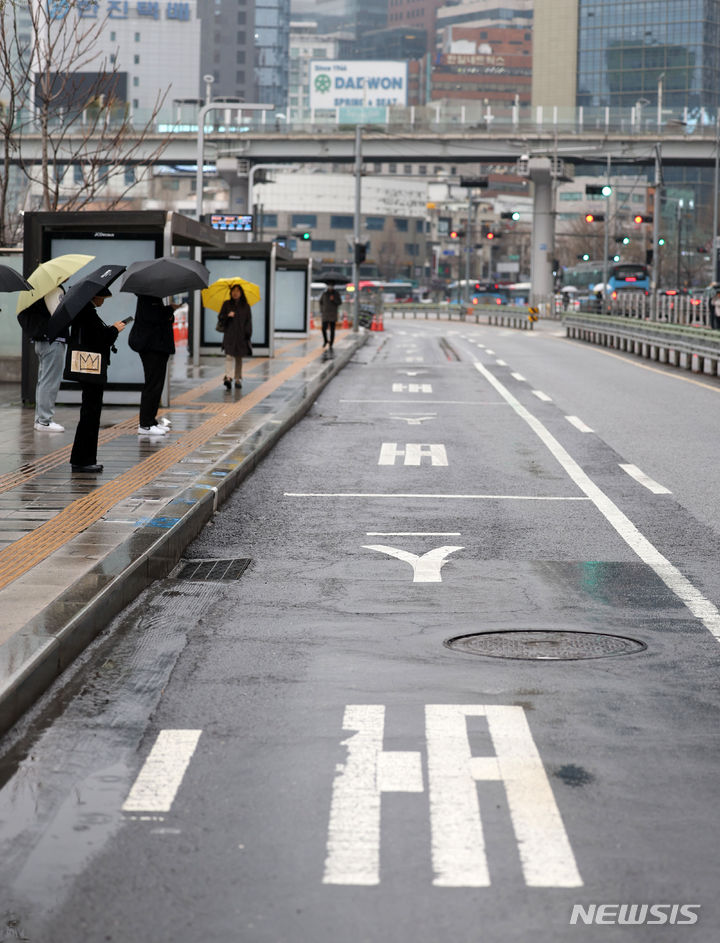 [서울=뉴시스] 김선웅 기자 = 서울 시내버스가 노사 협상 결렬로 오전 4시를 기해 12년 만에 총파업에 돌입한 28일 오전 서울역 버스환승센터가 한산한 모습을 보이고 있다. 2024.03.28. mangusta@newsis.com