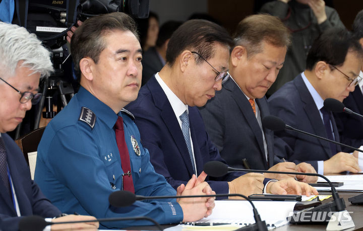 [세종=뉴시스] 강종민 기자 = 이상민 행정안전부 장관과 박성재 법무부 장관, 윤희근 경찰청장이 28일 세종시 정부세종청사에서 열린 제22대 국회의원 선거 지원 관계장관회의에 참석, 한덕수 국무총리의 발언을 듣고 있다. 2024.03.28. ppkjm@newsis.com