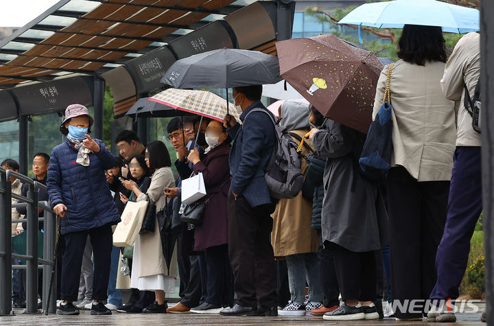 [서울=뉴시스] 김근수 기자 = 서울 시내버스 총파업이 시작된 28일 서울 용산구 용산역 인근 택시정류장에 택시를 기다리는 시민들로 붐비고 있다. 2024.03.28. ks@newsis.com