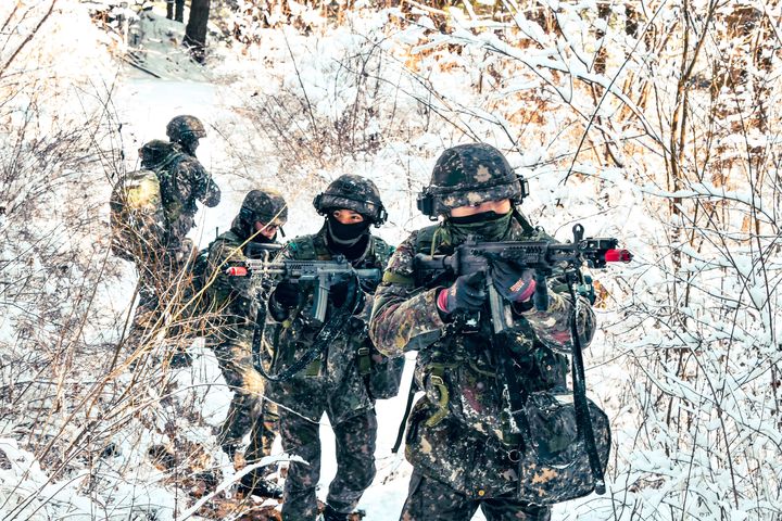 [서울=뉴시스] 육군 제25보병사단 해룡여단은 지난 19일부터 강원도 인제 육군과학화전투훈련단에서 한미연합 KCTC 훈련을 실시하고 있다고 28일 밝혔다. 이번 훈련에는 미 해병대가 최초로 참가했다. 사진은 해룡여단전투단 장병이 전문대항군연대와 교전하는 모습. (사진=육군 제공) 2024.03.28. photo@newsis.com *재판매 및 DB 금지