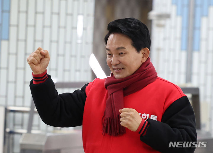 [인천=뉴시스] 전진환 기자 = 인천 계양을에 출마한 원희룡 국민의힘 후보가 제22대 총선의 본격적인 선거운동이 시작된 28일 오전 인천 계양구 임학역에서 출근길 시민들에게 인사하고 있다.  2024.03.28. amin2@newsis.com