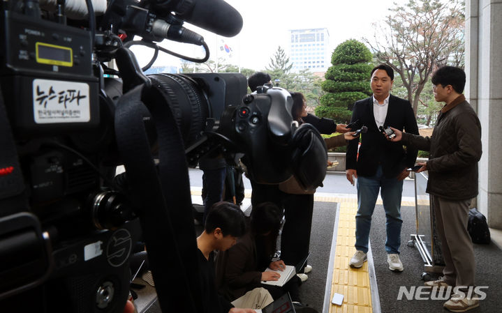 [서울=뉴시스] 최진석 기자 = 봉지욱 뉴스타파 기자가 28일 서울 서초구 서울중앙지검으로 '윤석열 검증보도' 관련 피의자 조사를 받기 위해 출석하며 입장을 밝히고 있다. 2024.03.28. myjs@newsis.com