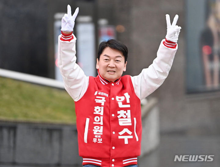 [성남=뉴시스] 김종택기자 = 제22대 국회의원선거 분당갑에 출마한 국민의힘 안철수 후보가 28일 경기도 성남시 분당구 현대백화점 사거리에서 출근길 시민들에게 인사하고 있다. 2024.03.28. jtk@newsis.com