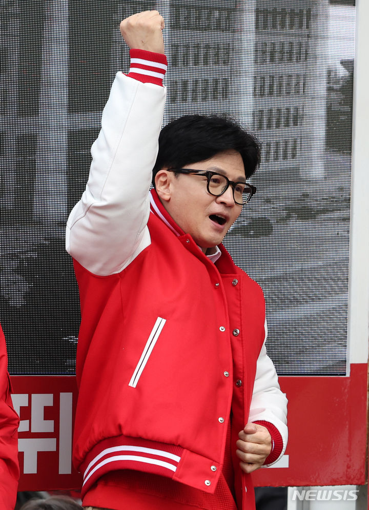 [서울=뉴시스] 추상철 기자 = 한동훈 국민의힘 비상대책위원장이 28일 오전 서울 마포구 망원역 앞에서 열린 '국민의힘으로 마포살리기' 지원유세에서 조정훈(왼쪽) 마포구갑 후보, 함운경 마포구을 후보의 지지를 호소하고 있다. 2024.03.28. scchoo@newsis.com