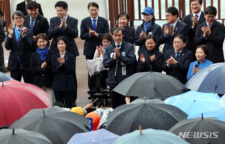 [부산=뉴시스] 하경민 기자 = 제22대 국회의원 선거 공식 선거운동 첫날인 28일 부산 해운대구 동백섬에서 조국 조국혁신당 대표 등이 총선 출정 기자회견을 하고 있다. 2024.03.28. yulnetphoto@newsis.com