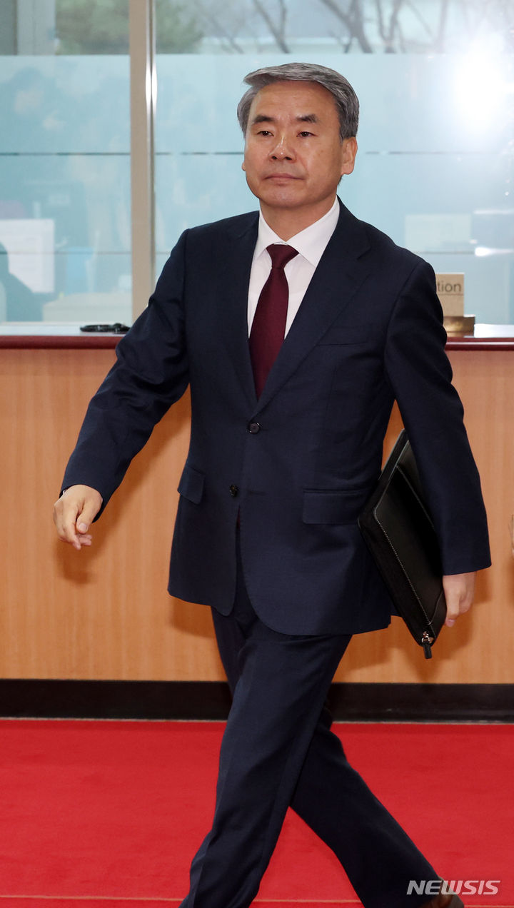 [서울=뉴시스] 배훈식 기자 = 이종섭 주호주 대사가 28일 오전 서울 종로구 외교부에서 열린 방산협력 관계부처-주요공관장 합동 회의 참석을 위해 이동하고 있다. 2024.03.28. dahora83@newsis.com