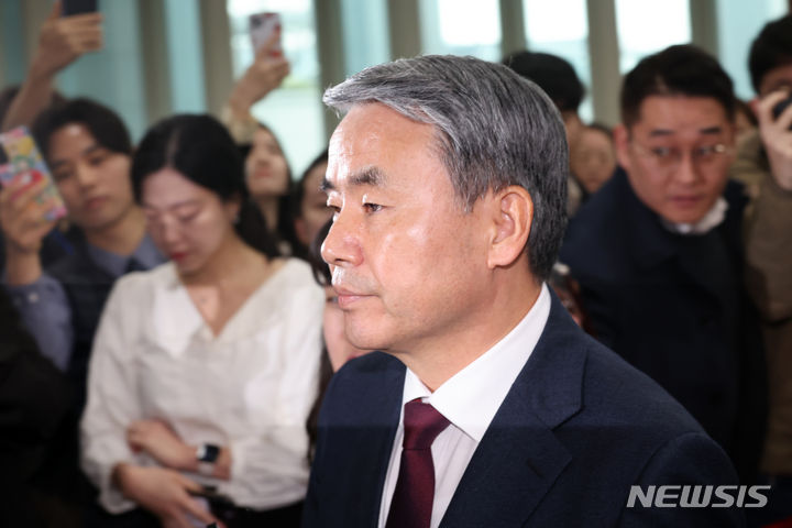 [서울=뉴시스] 배훈식 기자 = 이종섭 주호주 대사가 28일 오전 서울 종로구 외교부에서 열린 방산협력 관계부처-주요공관장 합동 회의 참석을 위해 이동하고 있다. 2024.03.28. dahora83@newsis.com