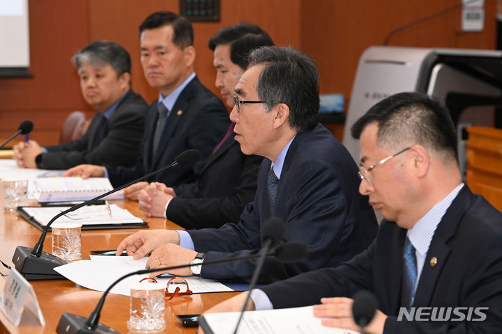 [서울=뉴시스] 배훈식 기자 = 이종섭 주호주 대사가 28일 오전 서울 종로구 외교부에서 열린 방산협력 관계부처-주요 공관장 합동회의에 참석해 자리하고 있다. (공동취재) 2024.03.28. photo@newsis.com