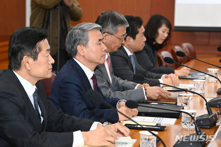 [서울=뉴시스] 배훈식 기자 = 이종섭 주호주 대사가 28일 오전 서울 종로구 외교부에서 열린 방산협력 관계부처-주요 공관장 합동회의에 참석해 자리하고 있다. (공동취재) 2024.03.28. photo@newsis.com