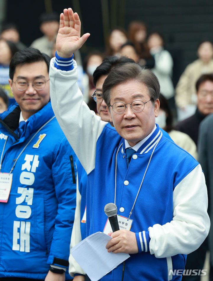 [서울=뉴시스] 고범준 기자 = 이재명 더불어민주당 대표가 4.10 총선 공식 선거운동 첫날인 28일 서울 용산구 용산역 광장에서 열린 정권심판·국민승리 선대위 출정식에서 시민들에게 인사를 하고 있다. 2024.03.28. bjko@newsis.com