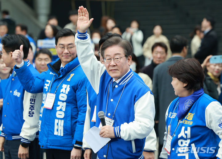 [서울=뉴시스] 고범준 기자 = 이재명 더불어민주당 대표가 4.10 총선 공식 선거운동 첫날인 28일 서울 용산구 용산역 광장에서 열린 정권심판·국민승리 선대위 출정식에서 시민들에게 인사를 하고 있다. 2024.03.28. bjko@newsis.com