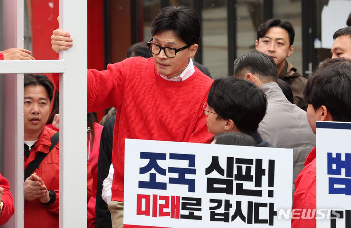 [서울=뉴시스] 추상철 기자 = 한동훈 국민의힘 비상대책위원장이 28일 오전 서울 서대문구 신촌에서 열린 '국민의힘으로 서대문살리기' 집중유세에서 유세차에서 내려오고 있다. 2024.03.28. scchoo@newsis.com