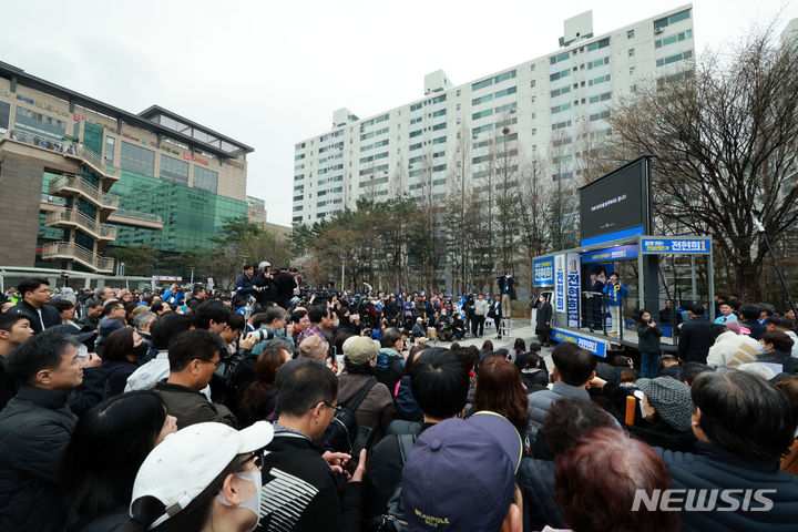 [서울=뉴시스] 고범준 기자 = 전현희 더불어민주당 중구성동갑 후보가 4.10 총선 공식 선거운동 첫날인 28일 오전 서울 왕십리역 광장에서 발언하고 있다. 2024.03.28. bjko@newsis.com