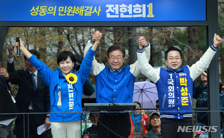 [서울=뉴시스] 고범준 기자 = 이재명 더불어민주당 대표가 4.10 총선 공식 선거운동 첫날인 28일 오전 서울 왕십리역 광장에서 중구성동갑 전현희 후보와 중구성동을 박성준 후보 지지 유세를 하며 손을 잡고 있다. 오른쪽은 2024.03.28. bjko@newsis.com