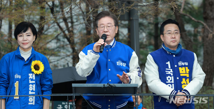 [서울=뉴시스] 고범준 기자 = 이재명 더불어민주당 대표가 4.10 총선 공식 선거운동 첫날인 28일 오전 서울 왕십리역 광장에서 중구성동갑 전현희 후보 지지 유세를 하고 있다. 2024.03.28. bjko@newsis.com