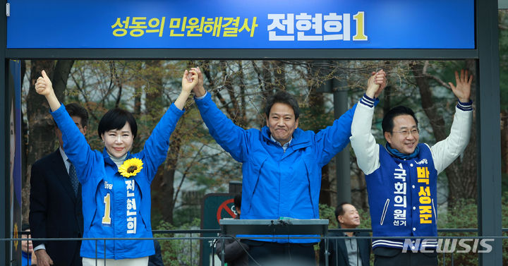 [서울=뉴시스] 고범준 기자 = 임종석 전 청와대 비서실장이 4.10 총선 공식 선거운동 첫날인 28일 오전 서울 왕십리역 광장에서 중구성동갑 전현희 후보 지지 유세를 하고 있다. 2024.03.28. bjko@newsis.com