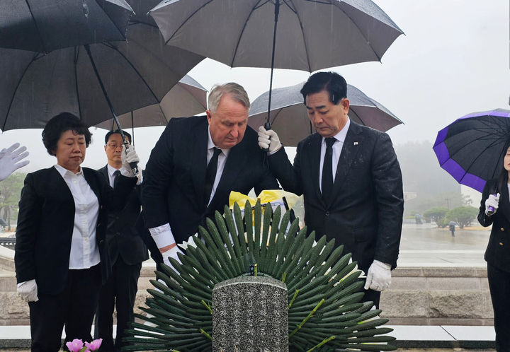 [서울=뉴시스] 조성봉 기자= 인요한 국민의미래 선거대책위원장이 28일 오전 광주 북구 국립5.18민주묘지를 찾아 참배를 하고 있다.(사진=국민의미래 제공) 2024.03.28.photo@newsis.com *재판매 및 DB 금지