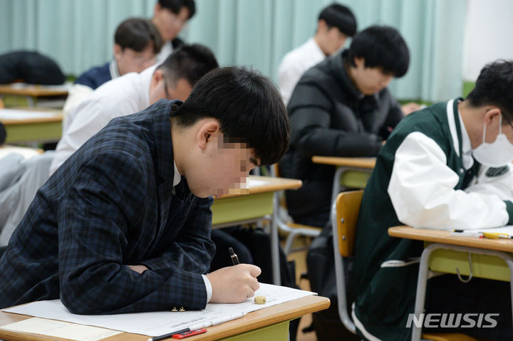 [울산=뉴시스] 배병수 기자 = 2024학년도 첫 전국연합학력평가가 실시된 지난달 28일 오전 울산 중구 중앙고등학교에서 3학년 학생들이 시험을 보고 있다. 2024.04.05. bbs@newsis.com