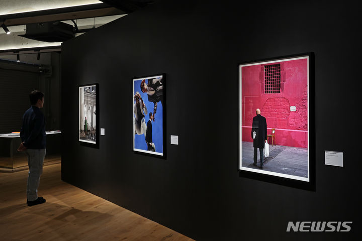 [서울=뉴시스] 박진희 기자 = 현대카드가 28일 서울 용산구 현대카드 스토리지(Storage)에서 미국 현대 사진을 대표하는 작가들의 사진전 ‘어반 크로니클스:아메리칸 컬러 포토그래피(Urban Chronicles: American Color Photography)’ 개최하고 주요 작품을 선보이고 있다. 2024.03.28. pak7130@newsis.com