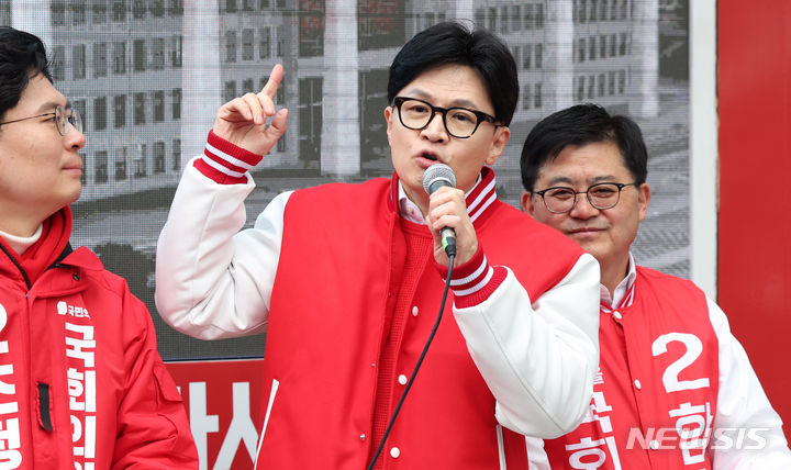 [서울=뉴시스] 추상철 기자 = 한동훈 국민의힘 비상대책위원장이 28일 오전 서울 마포구 망원역 앞에서 열린 '국민의힘으로 마포살리기' 지원유세에서 조정훈 마포구갑 후보, 함운경 마포구을 후보의 지지를 호소하고 있다. 2024.03.28. scchoo@newsis.com
