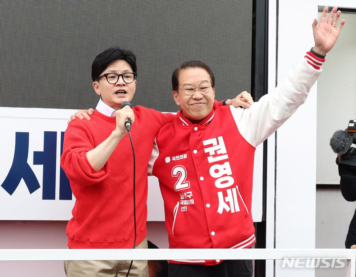 [서울=뉴시스] 추상철 기자 = 한동훈 국민의힘 비상대책위원장이 28일 오전 서울 용산구 용문시장사거리에서 열린 '국민의힘으로 용산살리기'  지원유세에서 권영세 용산구 후보의 지지를 호소하고 있다. 2024.03.28. scchoo@newsis.com