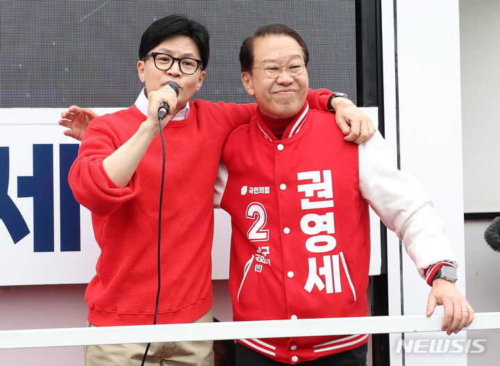 [서울=뉴시스] 추상철 기자 = 한동훈 국민의힘 비상대책위원장이 28일 오전 서울 용산구 용문시장사거리에서 열린 '국민의힘으로 용산살리기' 지원유세에서 권영세 용산구 후보의 지지를 호소하고 있다. 2024.03.28. scchoo@newsis.com