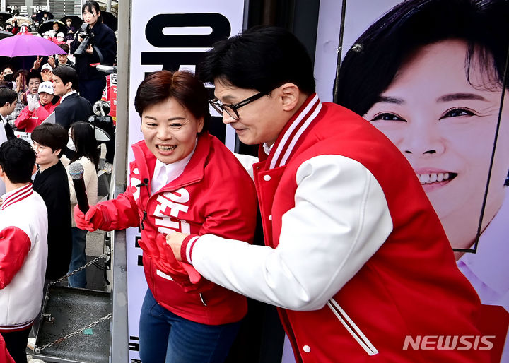 [서울=뉴시스] 이영환 기자= 한동훈 국민의힘 비상대책위원장이 28일 서울 왕십리역 광장에서 중구성동구 갑에 출마하는 윤희숙 후보 지원 유세를 하고 있다. (공동취재) 2024.03.28.photo@newsis.com