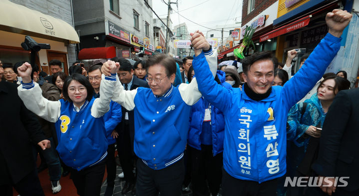 [서울=뉴시스] 고범준 기자 = 이재명 더불어민주당 대표가 4.10 총선 공식 선거운동 첫날인 28일 서울 동작구 남성역 골목시장을 방문해 동작을 류삼영 후보 지지 유세를 하고 있다. 왼쪽은 용혜인 더불어민주연합 공동상임선대위원장. 2024.03.28. bjko@newsis.com